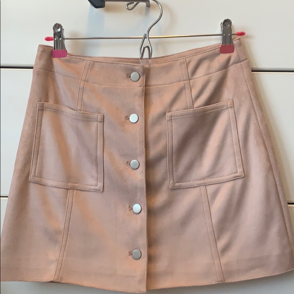 Cute plush pink skirt! Never worn!!